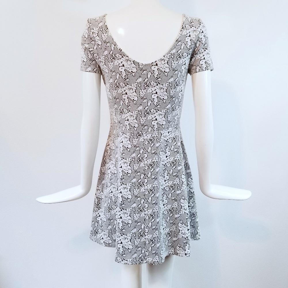 Topshop Black White Floral Print Skater Dress Sz 8 - Picture 2 of 5